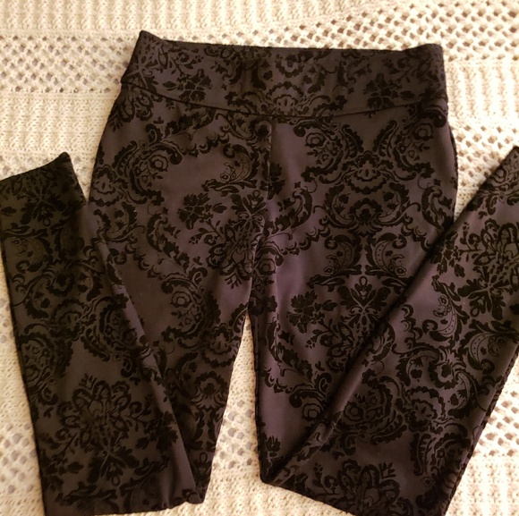 Maurices Pants - NWOT🎉MAURICE'S PAISLEY-FLOCKED BLACK SKINNY PANTS